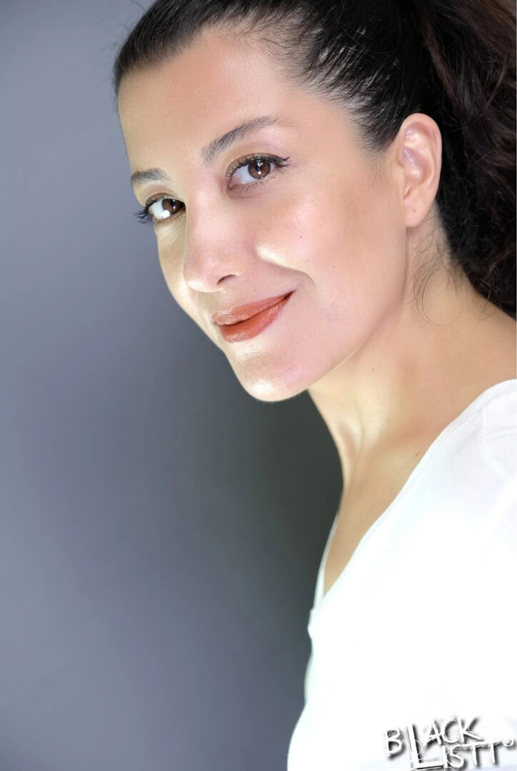 Oyuncu Özlem Ulukan Happy in White fotoğraf çekimi