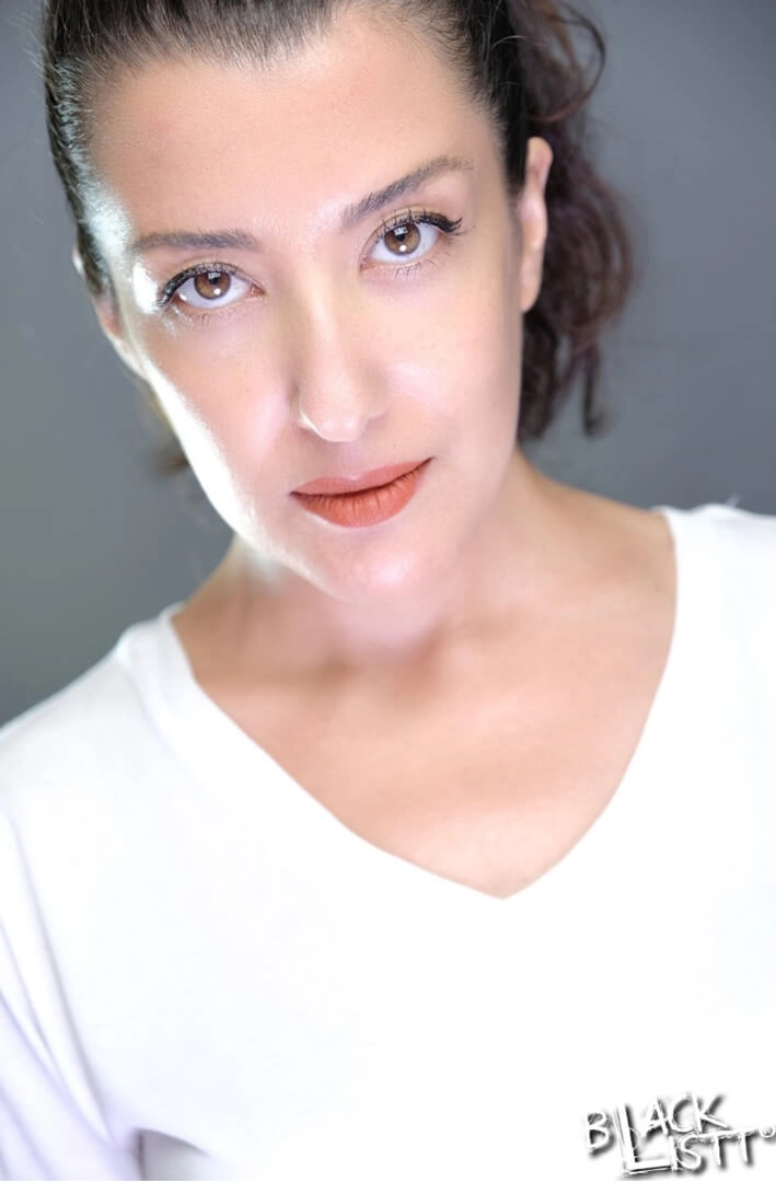 Oyuncu Özlem Ulukan White Headshot fotoğraf çekimi